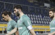 Benjamin Sambouli (links) und Shkodran Mustafi (r.) sind nach dem Schalke-Abstieg noch auf Vereinssuche.