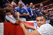 Schrecksekunde: Frankreich-Star Mbappé schießt Zuschauer ab