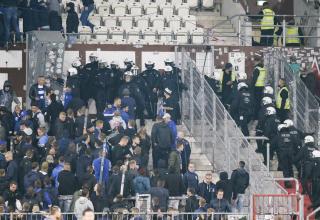 Schalke: Fan-Attacken auf Ordner - St. Pauli zieht Konsequenzen
