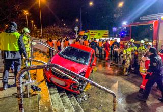 Unglück nach Drittliga-Topspiel - Auto fährt in Fangruppe, drei Verletzte