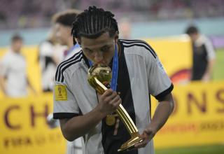 BVB-Nachwuchsspieler Paris Brunner küsst den U17-WM-Pokal