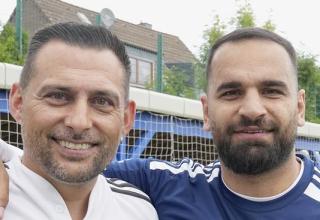 Mustafa Anwar (links) mit Burgaltendorf-Trainer Sascha Hense.