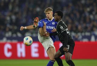 Schalke-Debüttorschütze Keke Topp im Duell mit Fürths Gideon Jung. 