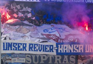 Anhänger von Hansa Rostock sorgten beim SC Paderborn für eine Spielunterbrechung.