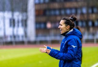 Krya Malinowski, Trainerin des VfL Bochum, feuert ihre Mannschaft weiter an.