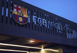 Blick auf das Logo des FC Barcelona am Camp Nou Stadion. Dem droht einem Medienbericht zufolge eine Sperre in der Champions League.