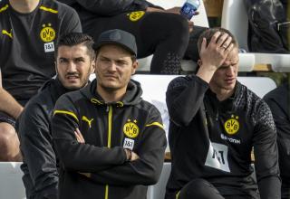 Müssen an einigen Schrauben drehen: BVB-Coach Edin Terzic (mi.) und seine Co-Trainer Nuri Sahin (li.) und Sven Bender