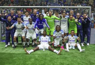 Sieg in der Halle: Schalke-Fans übernehmen die Gummersbacher Schwalbe Arena