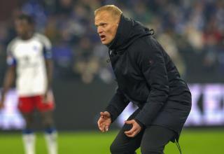 Mit vollem Körpereinsatz für den FC Schalke an der Seitenlinie: Karel Geraerts.