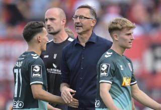 Regensburgs Geschäftsführer Achim Beierlorzer verleiht ein Jahn-Talent in die Regionalliga.