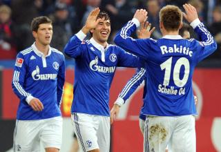 Ein Bild aus alten Schalke-Tagen: Ivan Rakitic (vorne) klatscht mit Raul ab.