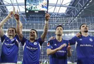 Alex Kral, Rodrigo Zalazar, Maya Yoshida und Marcin Kaminski bejubeln einen Schalker Sieg. Aktuell trägt nur noch Kaminski das königsblaue Trikot.