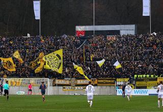 Auswärtsspiele von Alemannia Aachen, wie das hier beim Wuppertaler SV, sind in diesem Jahr gut besucht.