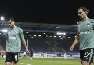 Suat Serdar (links) und Benjamin Stambouli trotten nach dem besiegelten Schalker Abstieg im April 2021 in die Kabine.