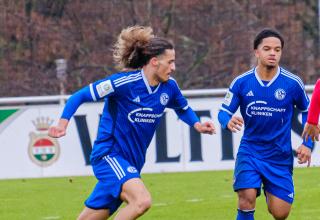 Schalkes Yannick Bruno Numbisie (Mitte) sorgte nicht nur für Freudestrahlen. 