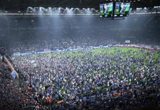 Nach Abpfiff gab es bei den Schalke-Fans kein Halten mehr: Der Aufstieg in die erste Liga ist geglückt. 