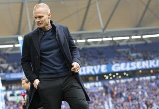 Trainer Karel Geraerts empfängt mit dem FC Schalke in der 2. Liga Wehen Wiesbaden.