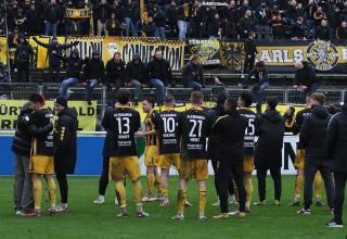 Die Mannschaft von Alemannia Aachen feiert mit ihren Fans.