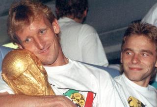 Andreas Brehme (links) mit dem WM-Pokal.