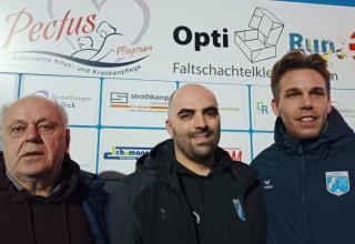 Der kommissarische Vorsitzende Rolf Kienemund (links) und Trainer Björn Brinkmann (rechts) freuen sich über die Verstärkung Zouhair Allali.