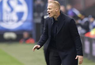 Schalke-Trainer Karel Geraerts verteilt lautstark Anweisungen.