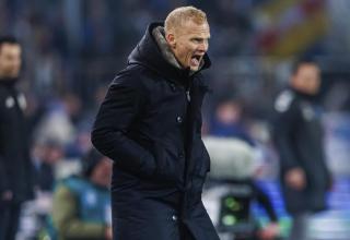 Schalke-Trainer Karel Geraerts ärgert sich über das 0:3 in Magdeburg.