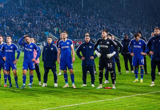 Die Schalke-Profis nach dem 0:3 in Magdeburg.