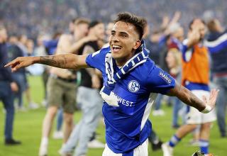 Rodrigo Zalazar bejubelt den Aufstieg mit Schalke nach dem Sieg gegen FC St. Pauli 2022.