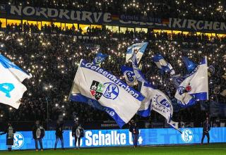 Schalke empfängt den 1. FC Nürnberg unter Flutlicht.