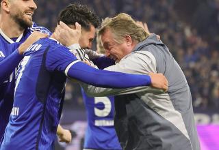 Schalker Erleichterung: Torschütze Yusuf Kabadayi  feiert mit Co-Trainer Mike Büskens 