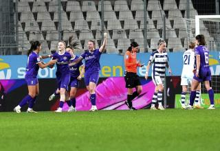 Die Spielerinnen der SGS Essen feiern das 1:0 gegen den MSV Duisburg. 