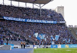 Schalke: Fans beschimpfen S04-Spieler - Getränkebecher fliegen
