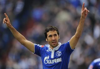 Raul bejubelt einen Treffer für Schalke gegen Hannover am Ostersonntag 2012.