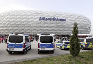 Polizeiwagen vor der Allianz-Arena.
