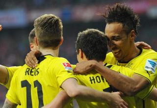 Die Dortmunder Spieler jubeln über eines ihrer drei Tore beim FC Bayern München.