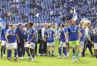Enttäuschung nach dem 0:0 im Heimspiel des FC Schalke 04 gegen den Karlsruher SC.