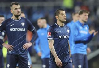 Den Spielern des VfL Bochum um Cristian Gamboa (vorne) ist die Enttäuschung nach dem 2:2 gegen Darmstadt 98 anzusehen.
