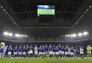 Schalke feiert nach dem 2:0 gegen Nürnberg.