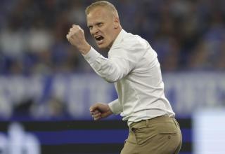 Großer Jubel bei Schalke-Trainer Karel Gearerts.