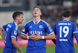 Schalke-Stürmer Keke Topp feiert den 1:1-Ausgleichstreffer gegen Elversberg 