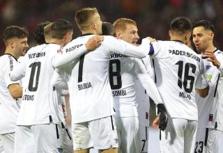 Der SC Paderborn feiert den 2:0-Treffer beim Auswärtssieg in Nürnberg. 