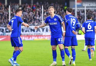 Die Schalke-Profis beim 1:1 in Elversberg.