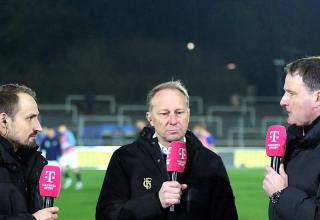 Jürgen Luginger (Bildmitte) spricht von noch fünf Endspielen für den 1. FC Saarbrücken.