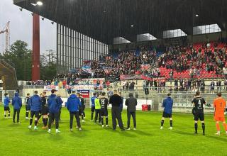 Mannschaft und Fans des KFC Uerdingen feiern den zweiten Sieg in Serie.