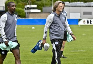 Schalke-Trainer Norbert Elgert (r.) mit Co-Trainer Charles Takyi.