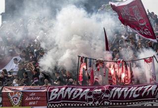 Fans des BFC Dynamo verbrennen Fanutensilien anderer Vereine.