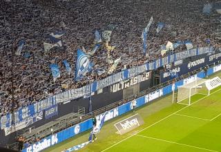 Ein Banner aus der Nordkurve, das im Spiel gegen Fortuna Düsseldorf gezeigt wurde: "POL-GE Verhältnismäßigkeit ausgeblendet, zusammen mit der BILD die Menschenjagd vollendet."