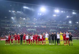Der VfB Stuttgart feiert den Sieg gegen Augsburg.