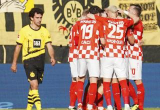Die Mainzer Spieler feiern das 3:0 - in der 23. Minute.