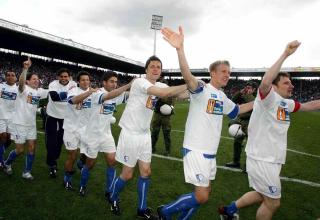Mai 2004: Die Spieler des VfL Bochum feiern den Einzug in den UEFA Cup